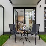 Stylish For 4 People With Underground Parking By Renters Διαμέρισμα