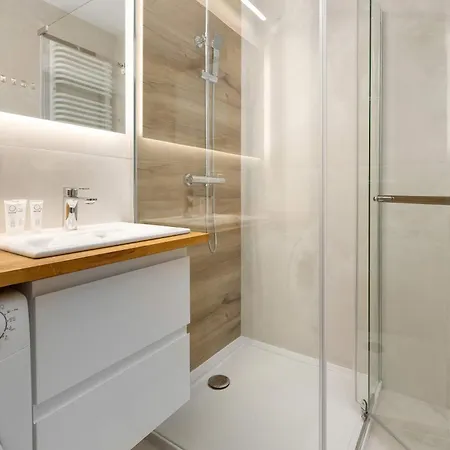 Stylish For 4 People With Underground Parking By Renters Apartment *