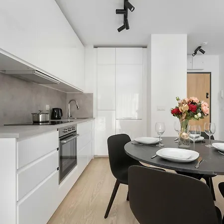Stylish For 4 People With Underground Parking By Renters Apartman Wrocław