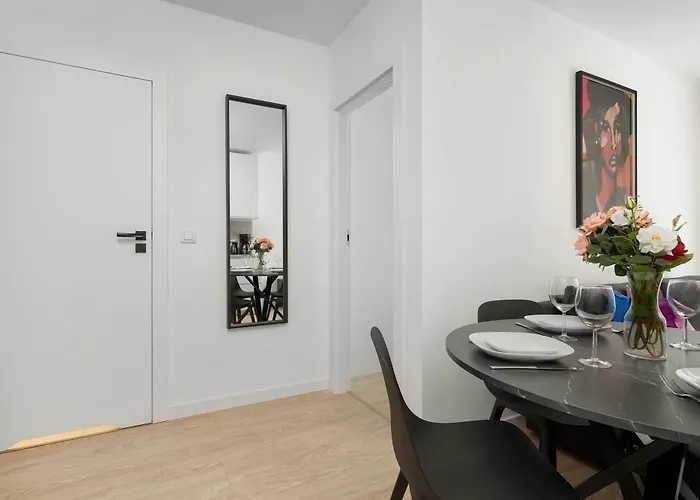 Stylish For 4 People With Underground Parking By Renters Wrocław